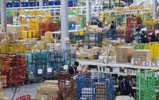 22일 인천시 중구 인천공항본부세관 특송물류센터에 직구물품들이 쌓여있다. 연합뉴스